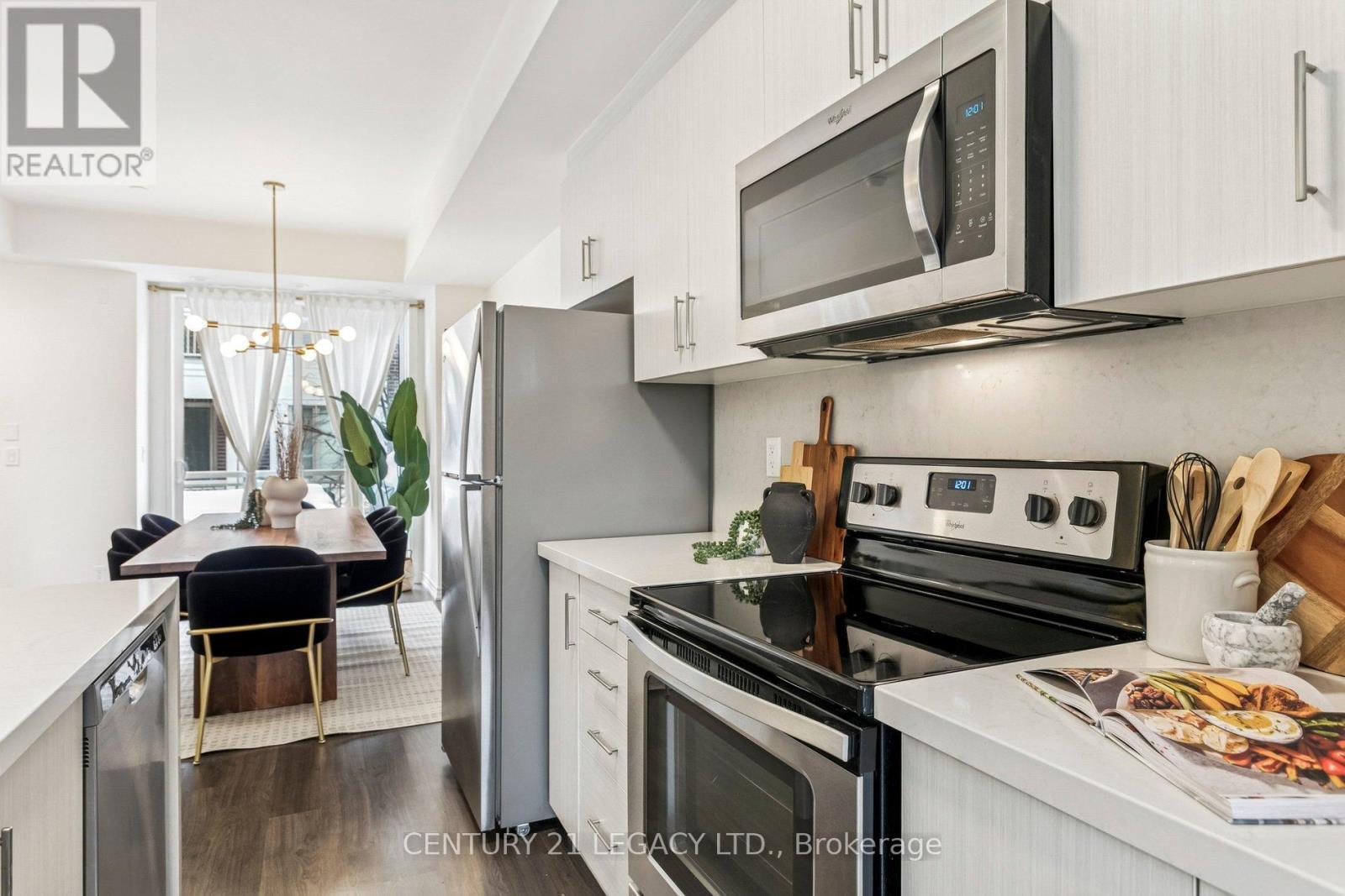 Built in Microwave - 2 - 80 Eastwood Park Gardens, Toronto, ON - Indoor Photo Showing Kitchen