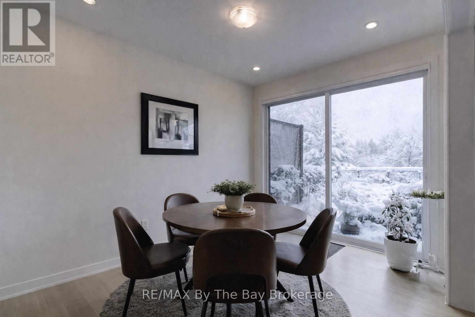 33 Nicort Road, Wasaga Beach, ON - Indoor Photo Showing Dining Room