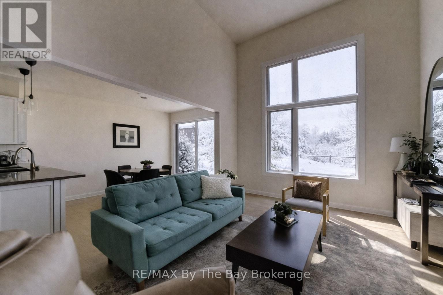 33 Nicort Road, Wasaga Beach, ON - Indoor Photo Showing Living Room