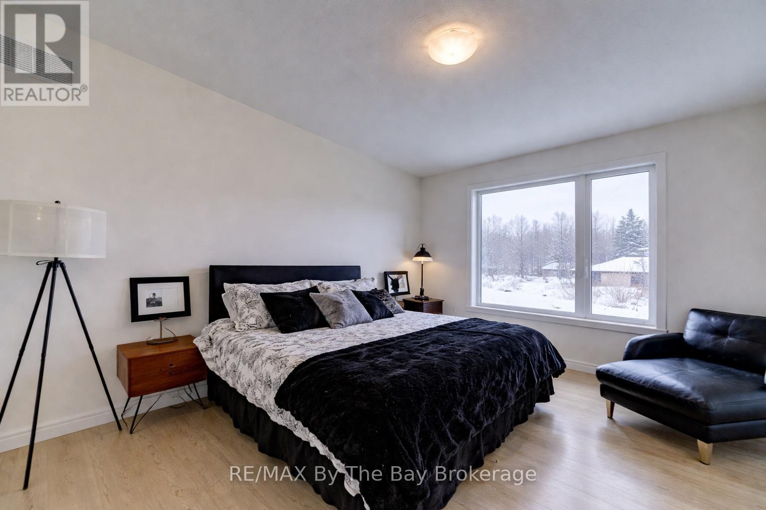 33 Nicort Road, Wasaga Beach, ON - Indoor Photo Showing Bedroom