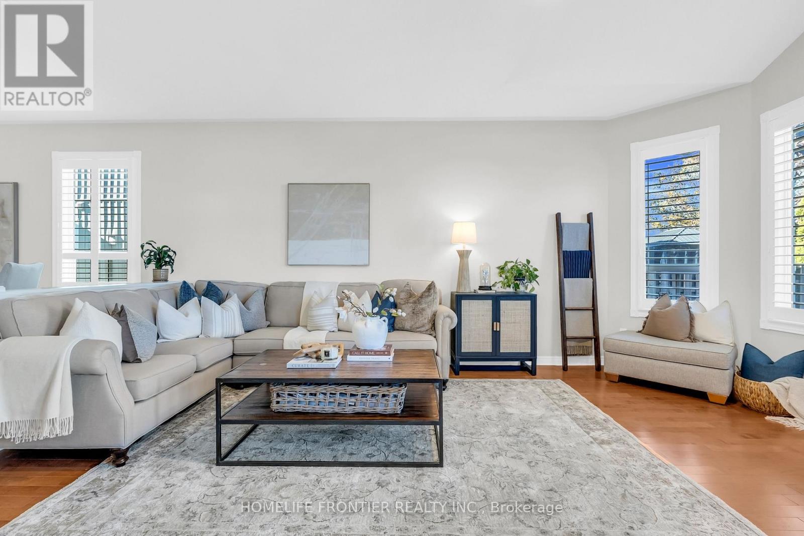 73 Kenilworth Crescent, Whitby, ON - Indoor Photo Showing Living Room