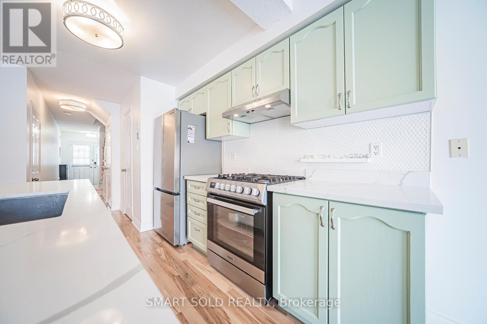 28 Tara Crescent, Markham, ON - Indoor Photo Showing Kitchen With Upgraded Kitchen