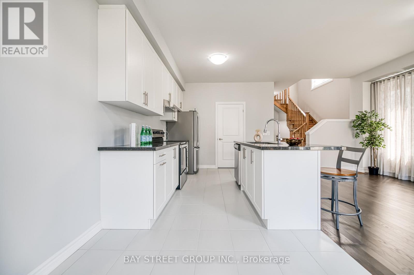 32 Jessica Antonella Street, Markham, ON - Indoor Photo Showing Kitchen