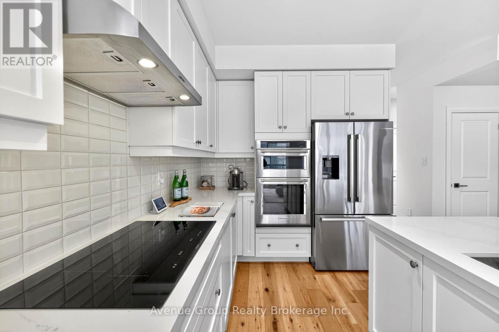 919 Isaac Phillips Way, Newmarket, ON - Indoor Photo Showing Kitchen With Upgraded Kitchen