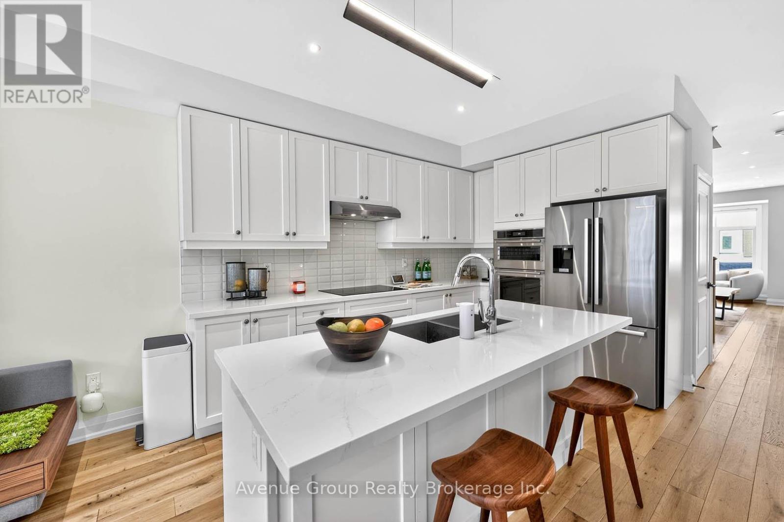 919 Isaac Phillips Way, Newmarket, ON - Indoor Photo Showing Kitchen With Double Sink With Upgraded Kitchen
