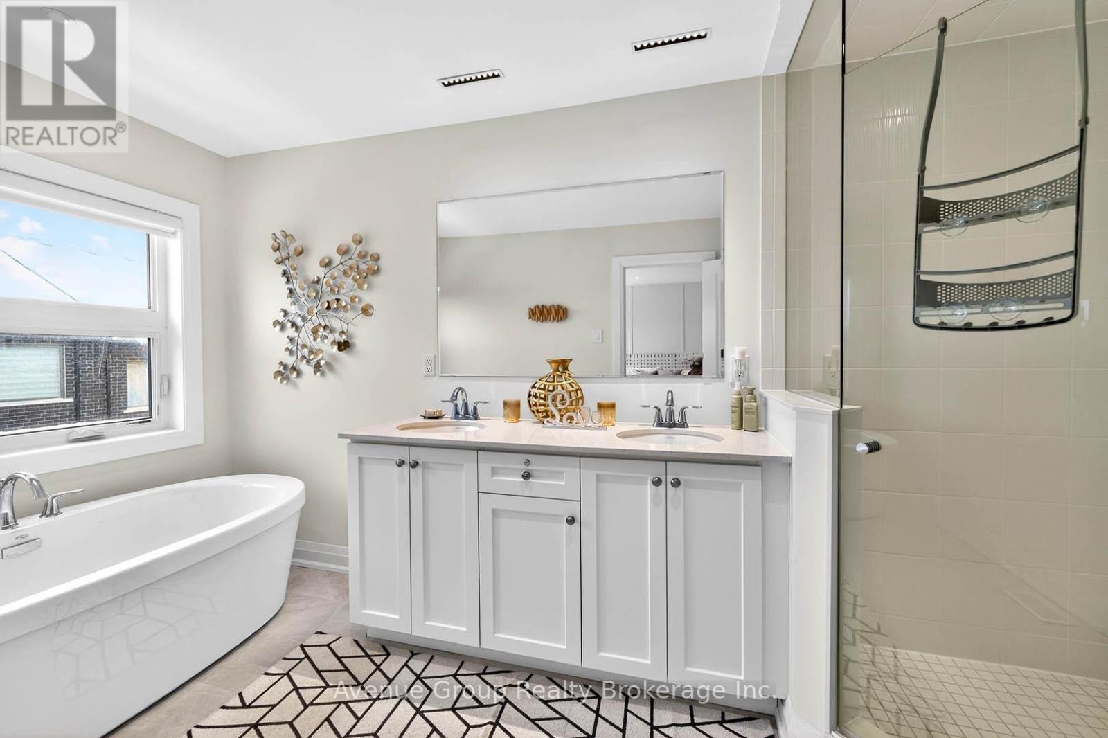 919 Isaac Phillips Way, Newmarket, ON - Indoor Photo Showing Bathroom