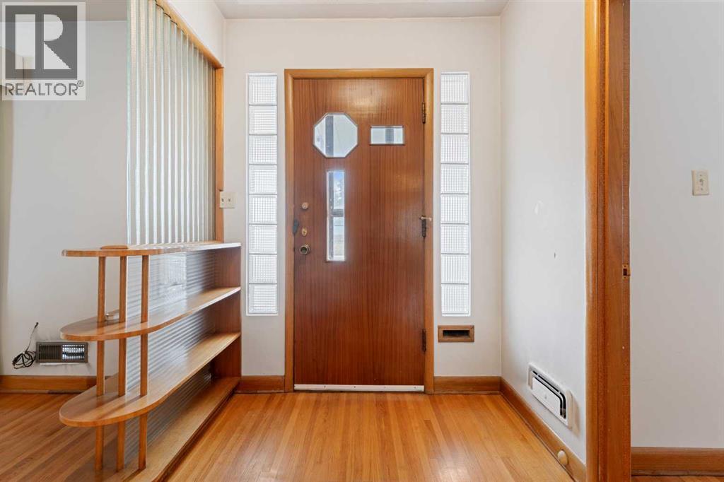 1738 Suffolk Street Sw, Calgary, AB - Indoor Photo Showing Other Room