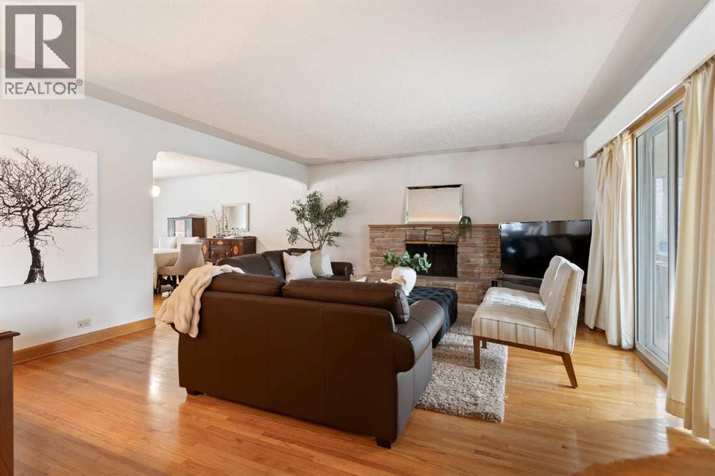 1738 Suffolk Street Sw, Calgary, AB - Indoor Photo Showing Living Room