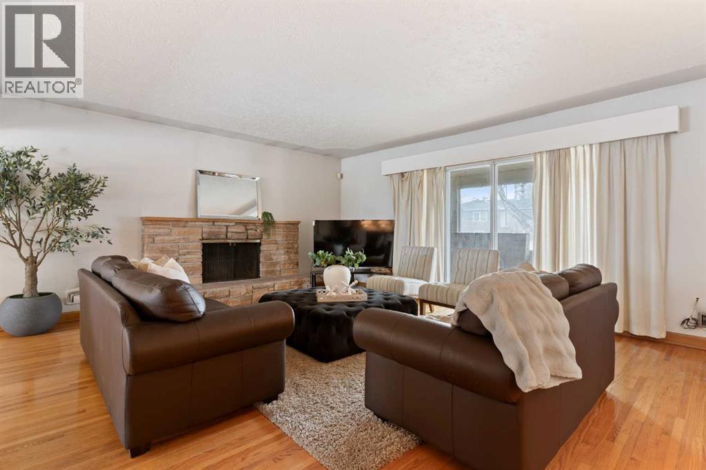 1738 Suffolk Street Sw, Calgary, AB - Indoor Photo Showing Living Room