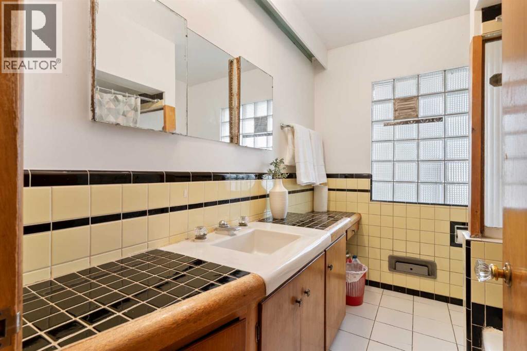 1738 Suffolk Street Sw, Calgary, AB - Indoor Photo Showing Bathroom