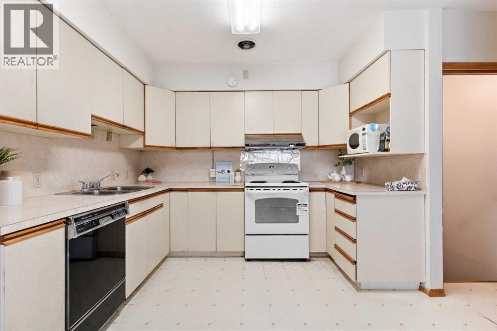 1738 Suffolk Street Sw, Calgary, AB - Indoor Photo Showing Kitchen With Double Sink