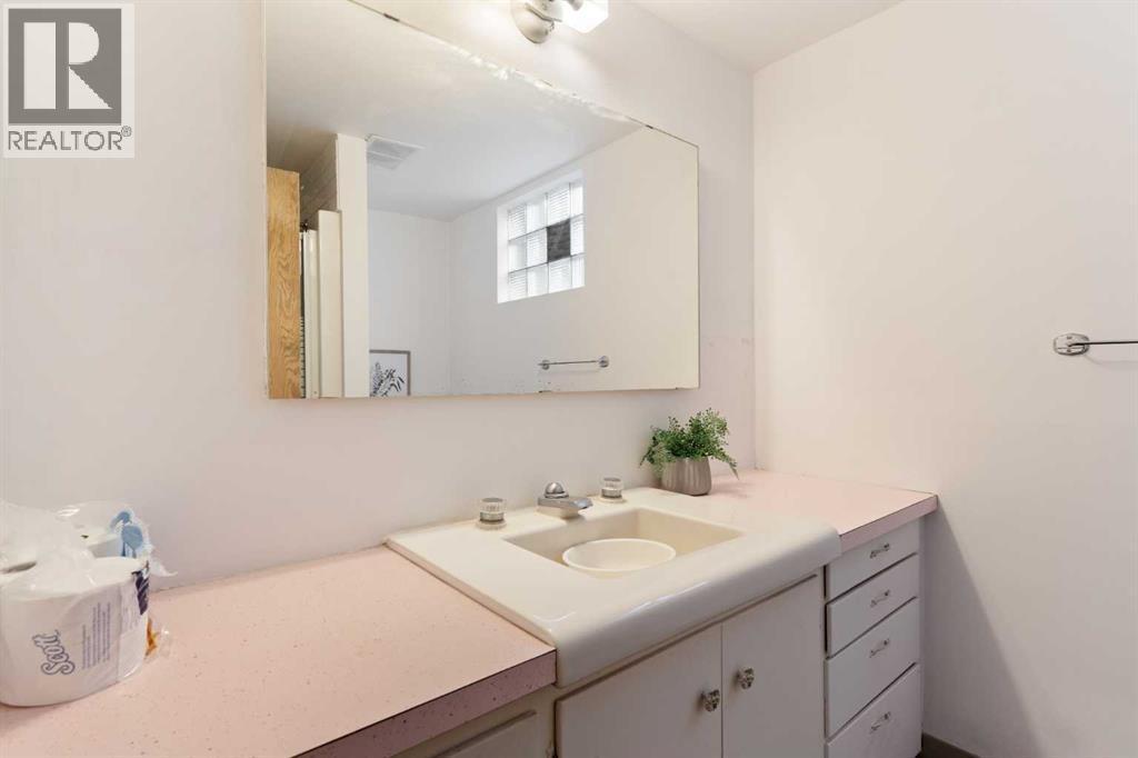 1738 Suffolk Street Sw, Calgary, AB - Indoor Photo Showing Bathroom