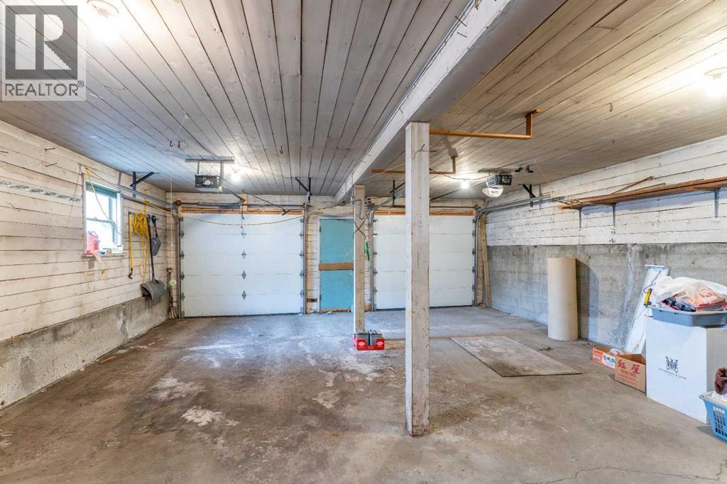 1738 Suffolk Street Sw, Calgary, AB - Indoor Photo Showing Garage