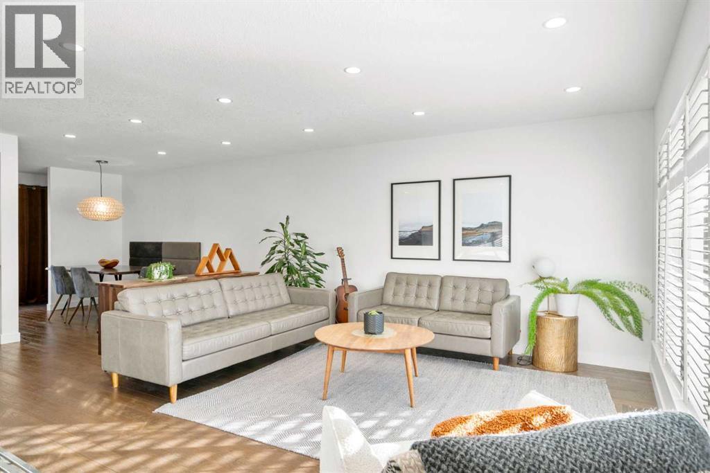 3332 Caribou Drive Nw, Calgary, AB - Indoor Photo Showing Living Room