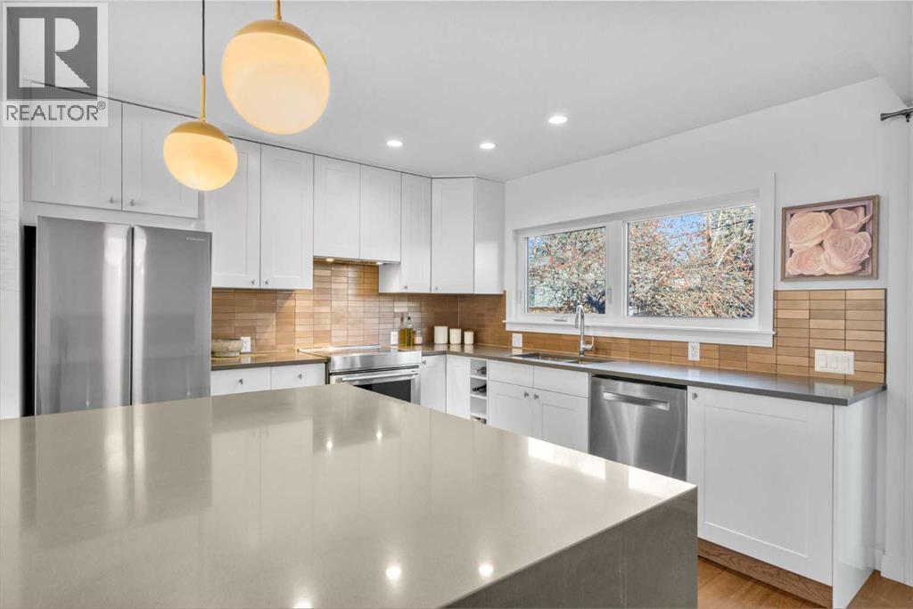 3332 Caribou Drive Nw, Calgary, AB - Indoor Photo Showing Kitchen With Upgraded Kitchen