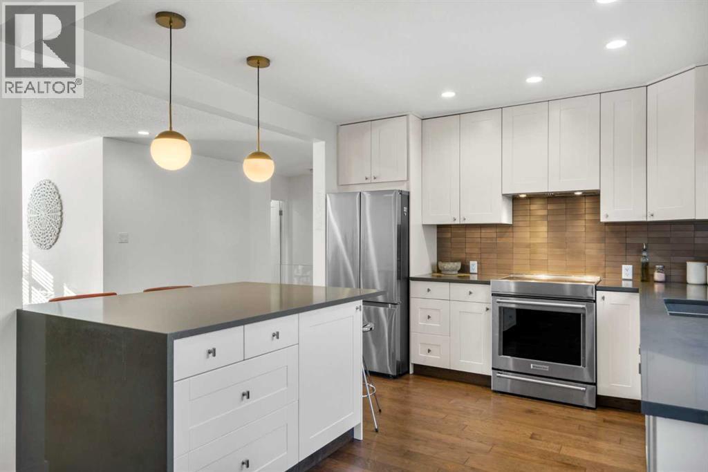 3332 Caribou Drive Nw, Calgary, AB - Indoor Photo Showing Kitchen With Upgraded Kitchen