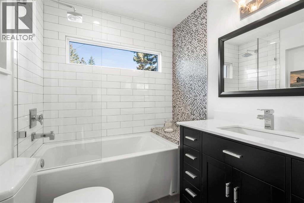 3332 Caribou Drive Nw, Calgary, AB - Indoor Photo Showing Bathroom