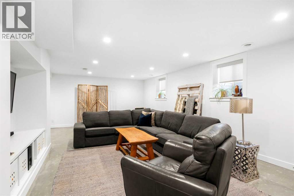 3332 Caribou Drive Nw, Calgary, AB - Indoor Photo Showing Other Room