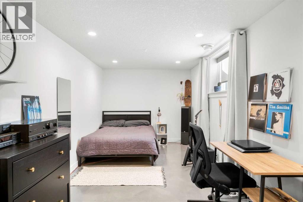 3332 Caribou Drive Nw, Calgary, AB - Indoor Photo Showing Bedroom