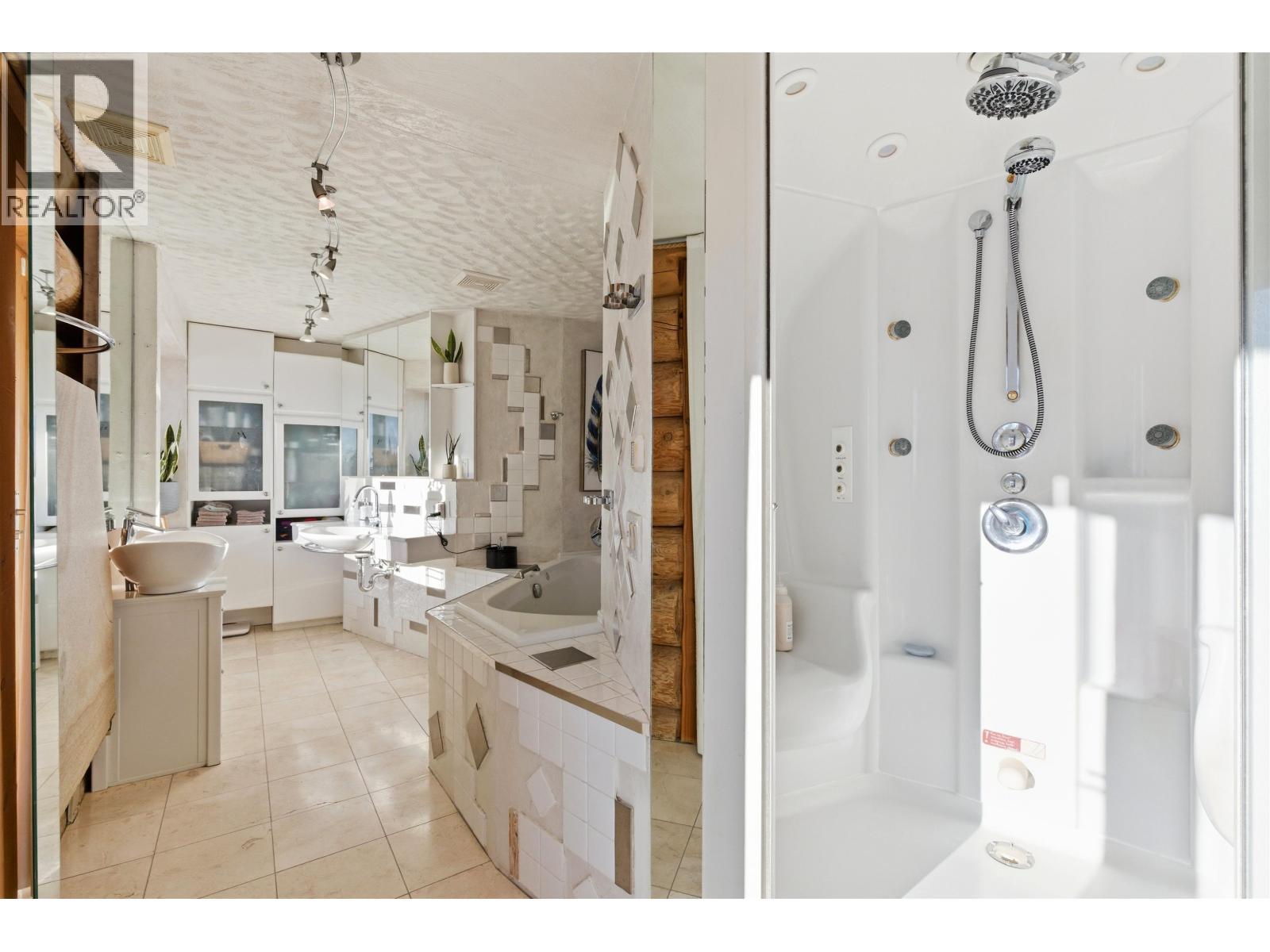 2549 Rose Drive, 150 Mile House, BC - Indoor Photo Showing Kitchen