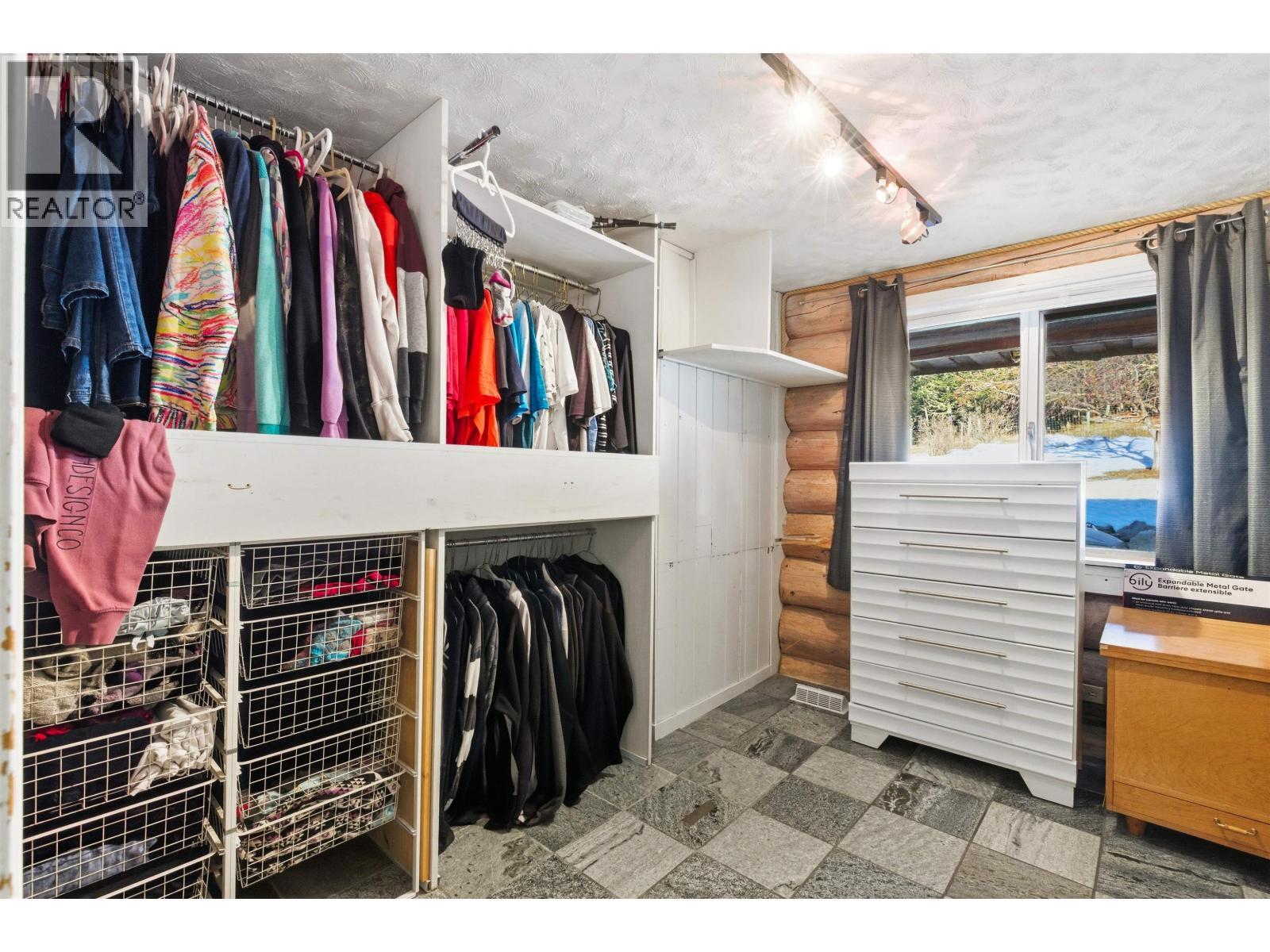 2549 Rose Drive, 150 Mile House, BC - Indoor With Storage