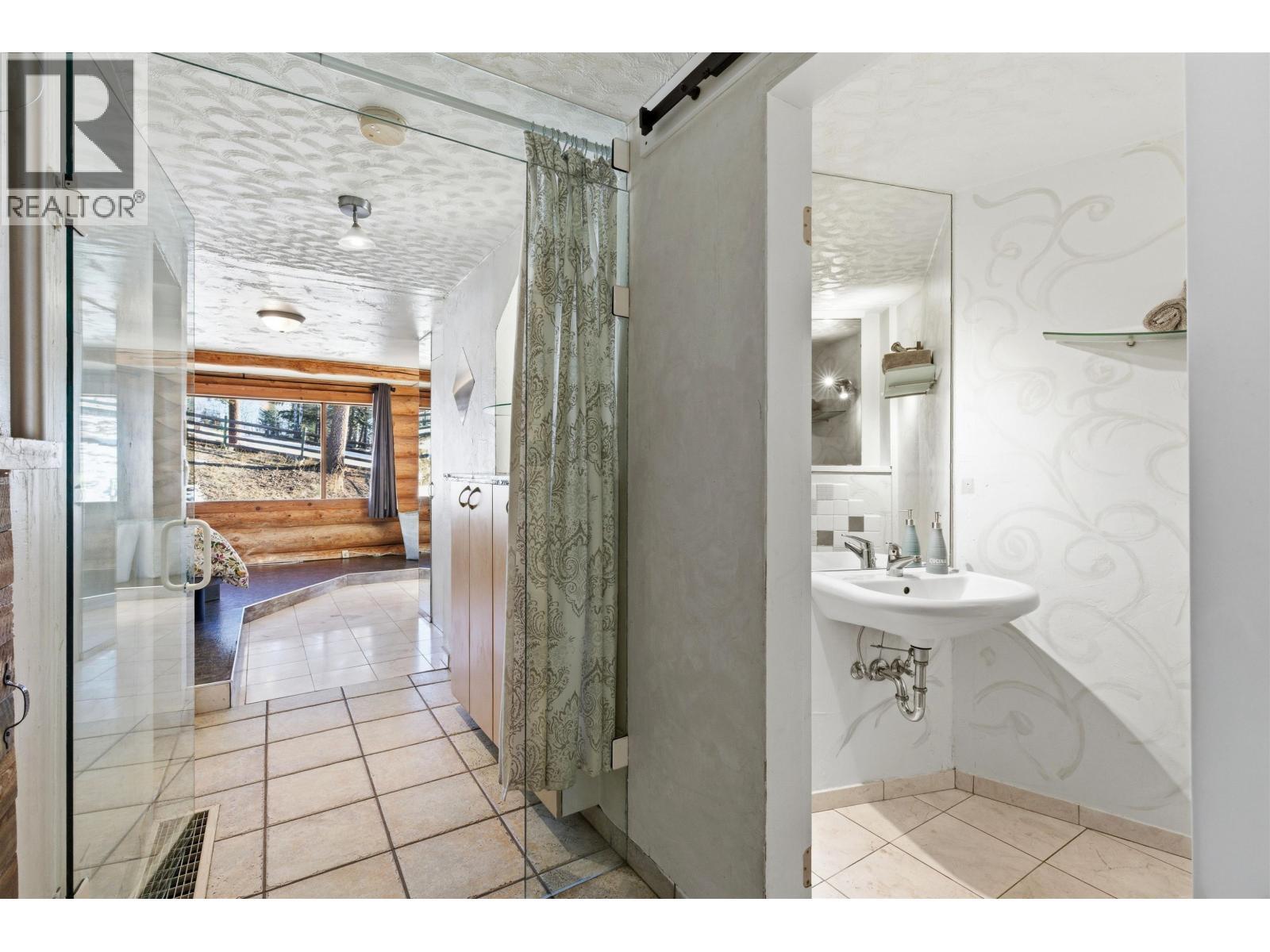 2549 Rose Drive, 150 Mile House, BC - Indoor Photo Showing Bathroom