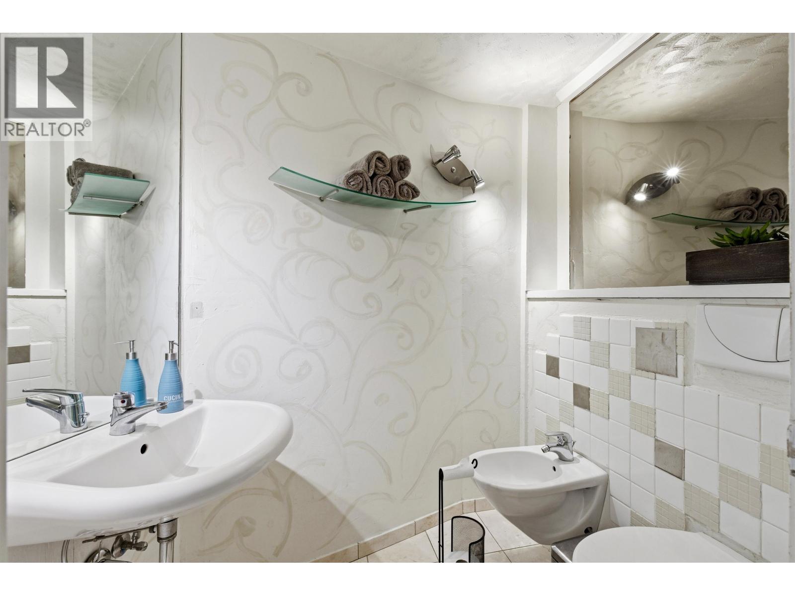 2549 Rose Drive, 150 Mile House, BC - Indoor Photo Showing Bathroom