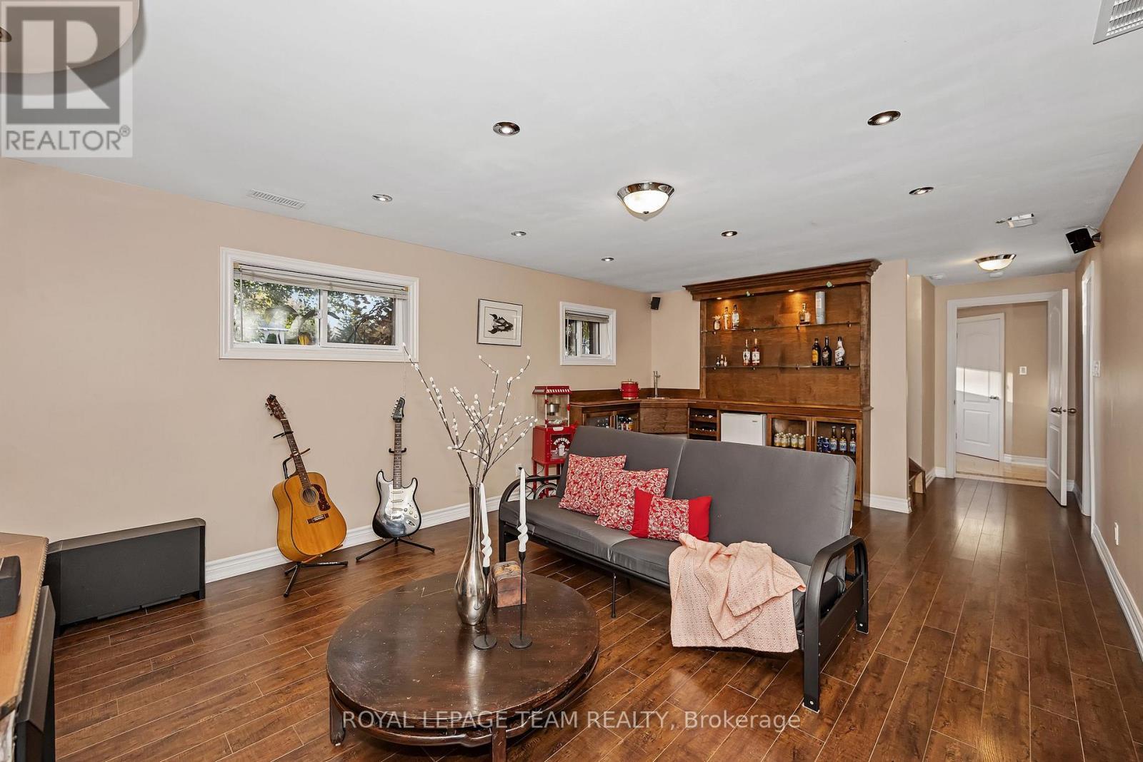 1115 Des Cerisiers Street, Clarence-Rockland, ON - Indoor Photo Showing Living Room