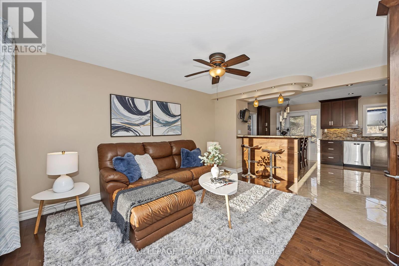 1115 Des Cerisiers Street, Clarence-Rockland, ON - Indoor Photo Showing Living Room