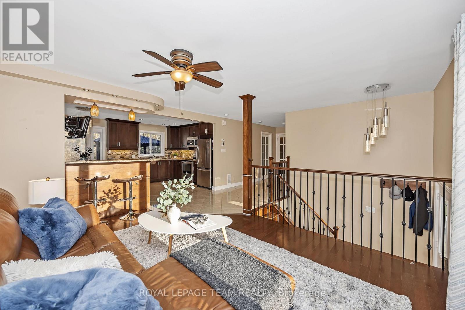 1115 Des Cerisiers Street, Clarence-Rockland, ON - Indoor Photo Showing Living Room