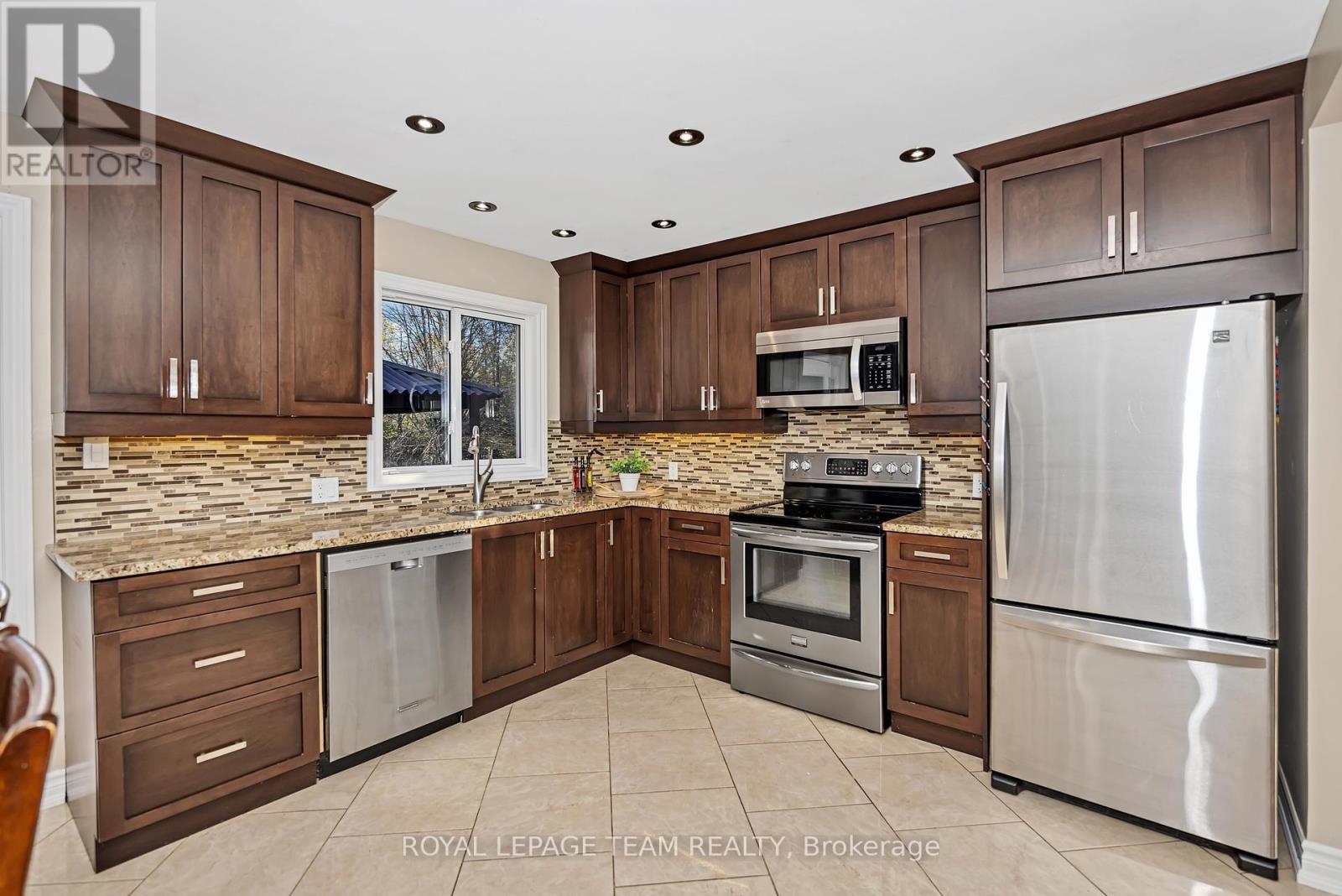 1115 Des Cerisiers Street, Clarence-Rockland, ON - Indoor Photo Showing Kitchen With Stainless Steel Kitchen With Double Sink With Upgraded Kitchen