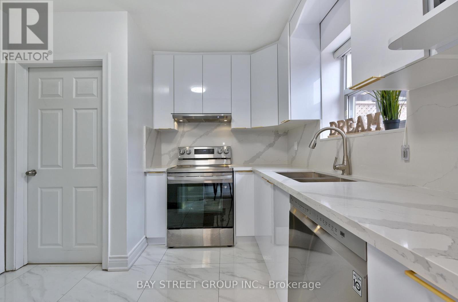 150 Vauxhall Drive, Toronto, ON - Indoor Photo Showing Kitchen
