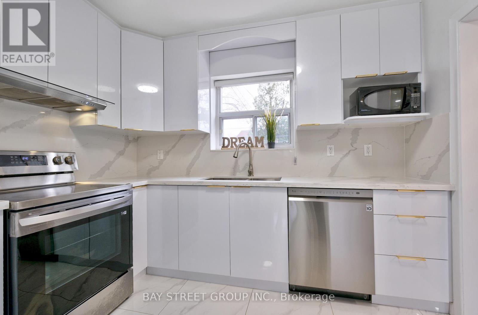 150 Vauxhall Drive, Toronto, ON - Indoor Photo Showing Kitchen