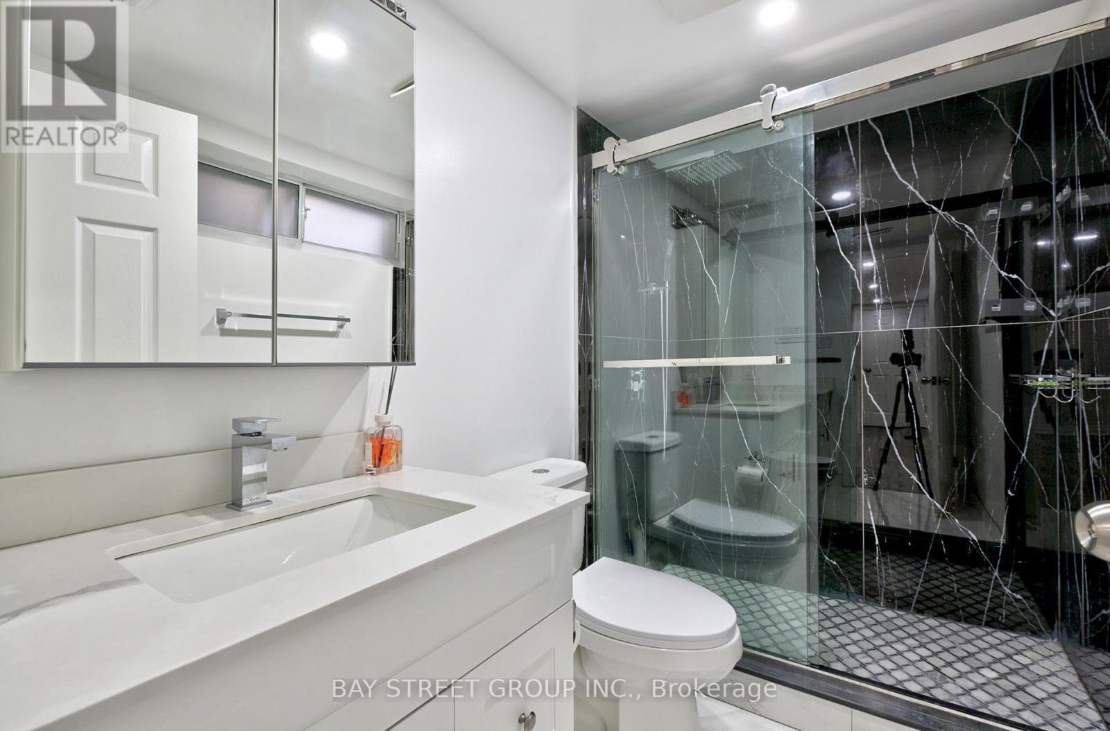 150 Vauxhall Drive, Toronto, ON - Indoor Photo Showing Bathroom