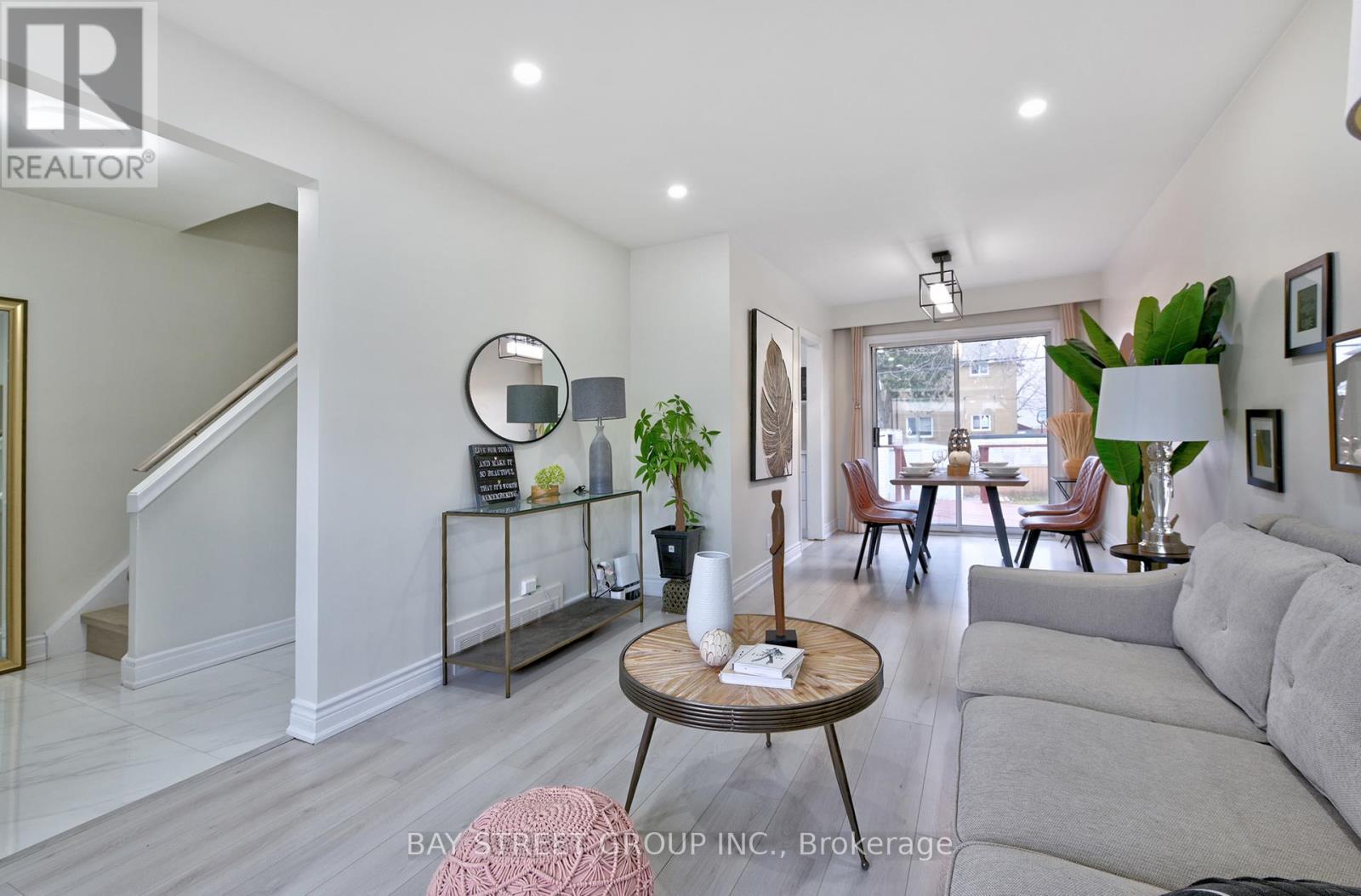 150 Vauxhall Drive, Toronto, ON - Indoor Photo Showing Living Room