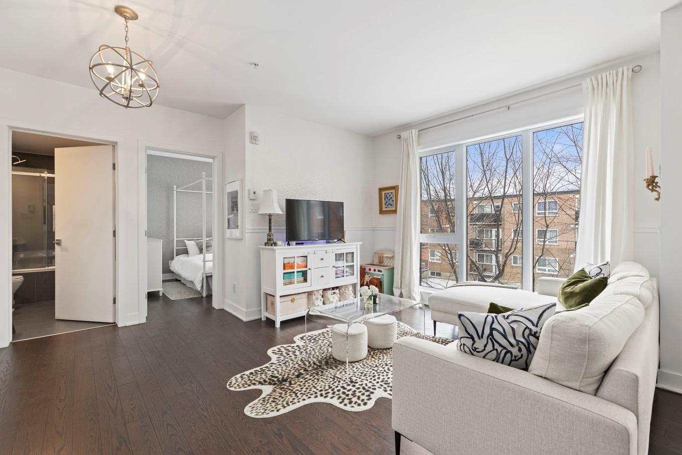 Living room - 308-145 Boul. Bouchard, Dorval, QC - Indoor Photo Showing Living Room
