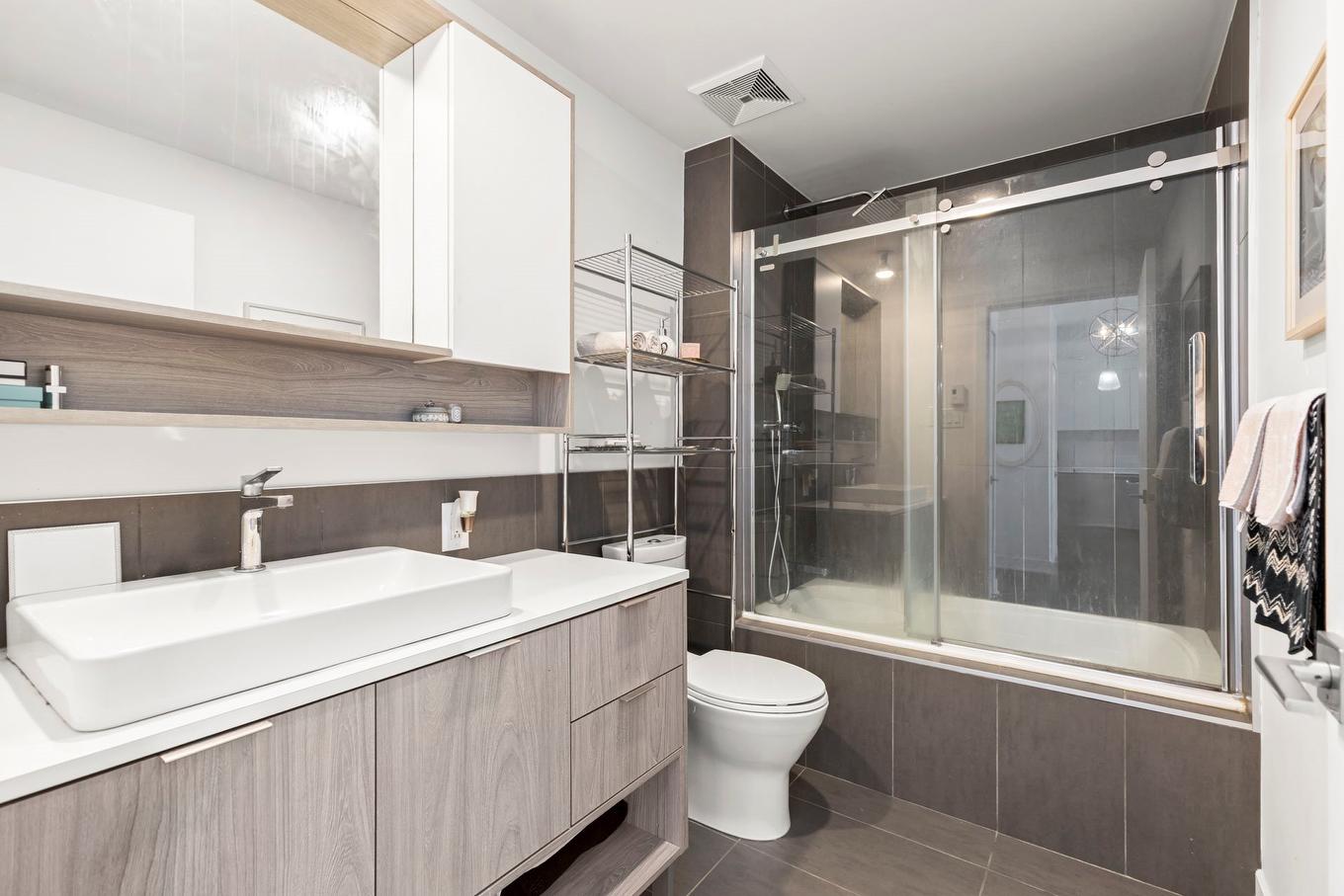 Bathroom - 308-145 Boul. Bouchard, Dorval, QC - Indoor Photo Showing Bathroom