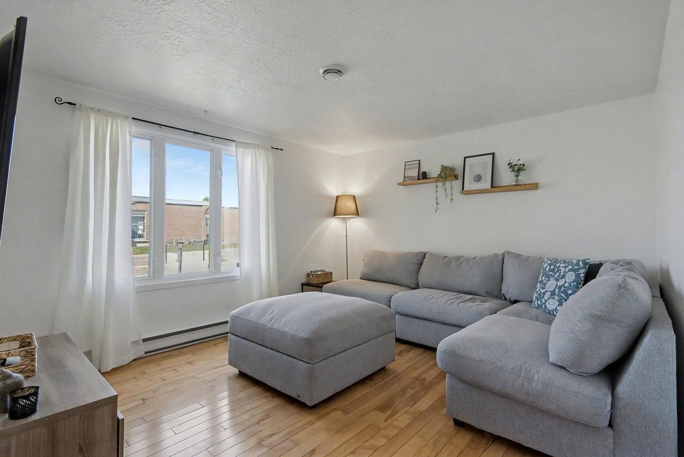 Living room - 198 Rue Courville, Saint-Jean-Sur-Richelieu, QC - Indoor Photo Showing Living Room