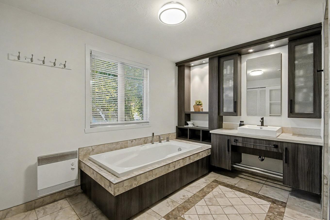 Bathroom - 198 Rue Courville, Saint-Jean-Sur-Richelieu, QC - Indoor Photo Showing Bathroom