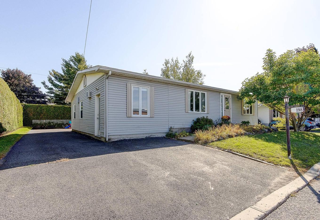 Frontage - 198 Rue Courville, Saint-Jean-Sur-Richelieu, QC - Outdoor