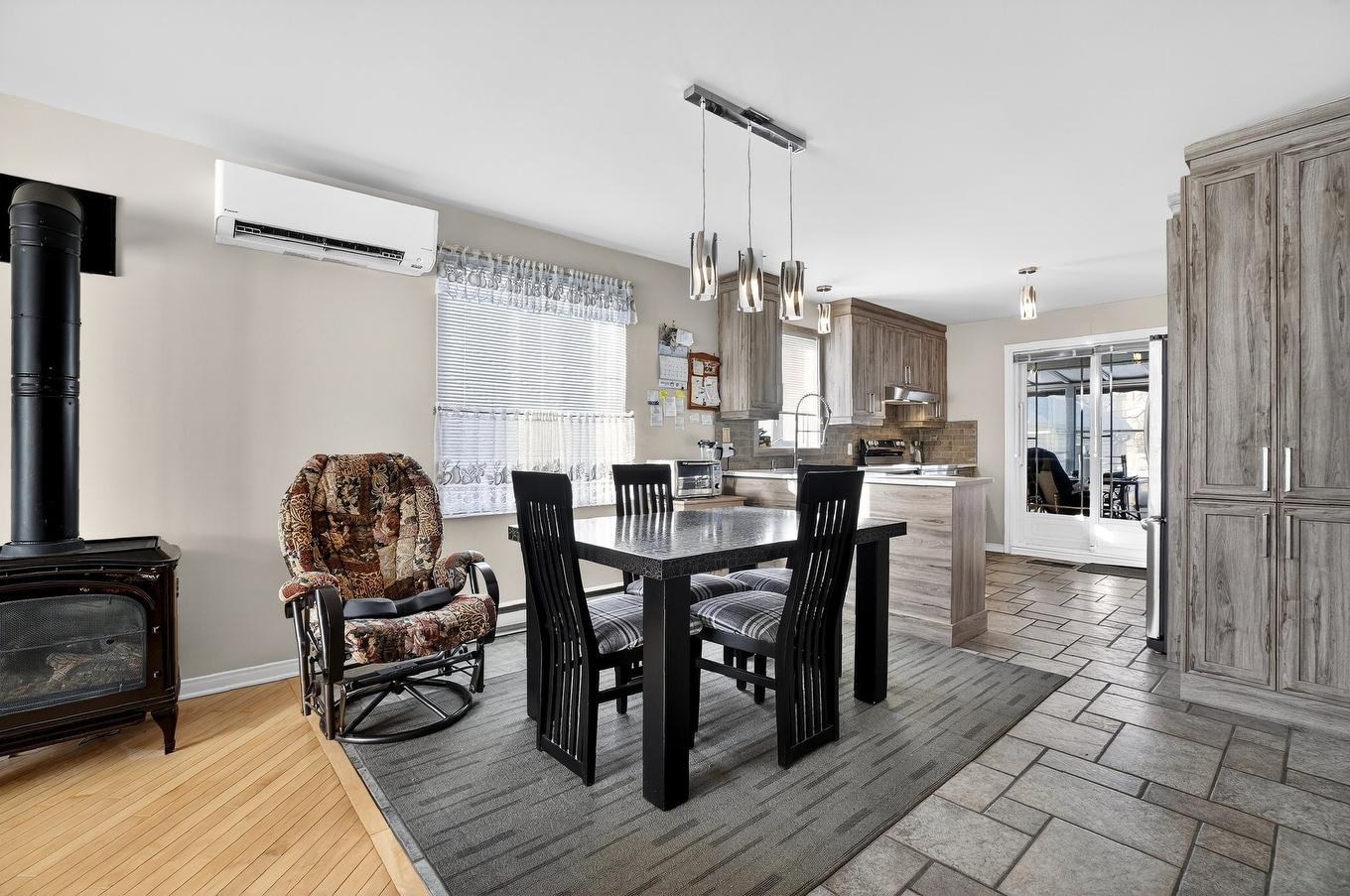 Salon - 618 Carré Lemer-St-Germain, Saint-Jérôme, QC - Indoor Photo Showing Dining Room