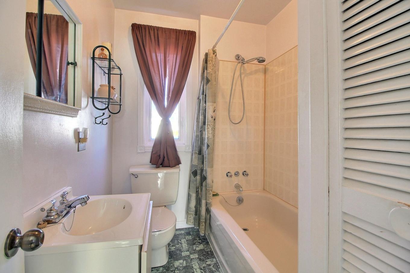 Salle de bains - 821 8E Avenue, Senneterre - Ville, QC - Indoor Photo Showing Bathroom