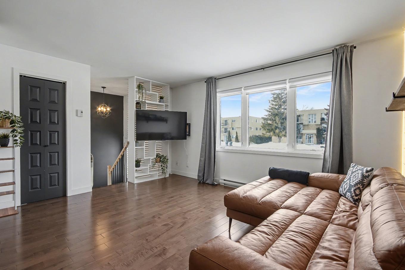 Salon - 1025 Boul. De Normandie, Saint-Jean-Sur-Richelieu, QC - Indoor Photo Showing Living Room