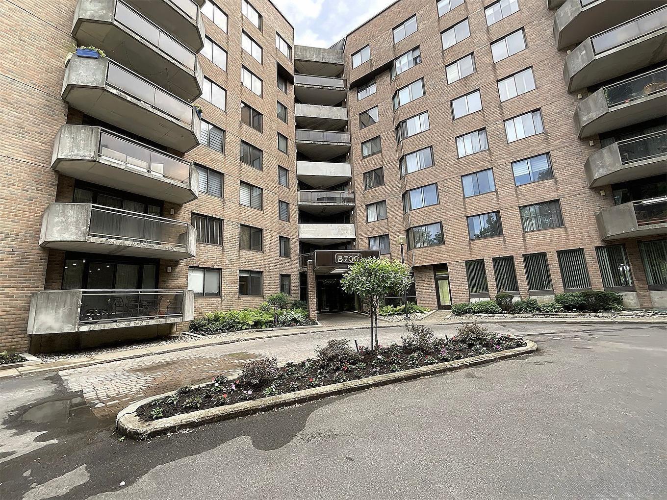 Frontage - 104-5700 Av. Rembrandt, Côte-Saint-Luc, QC - Outdoor With Balcony With Facade