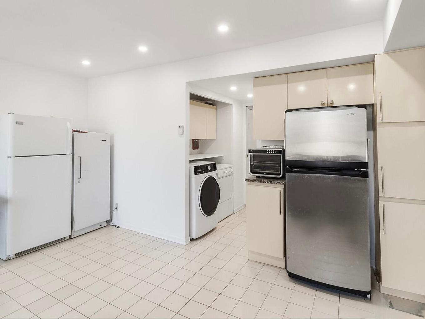Kitchen - 104-5700 Av. Rembrandt, Côte-Saint-Luc, QC - Indoor Photo Showing Laundry Room
