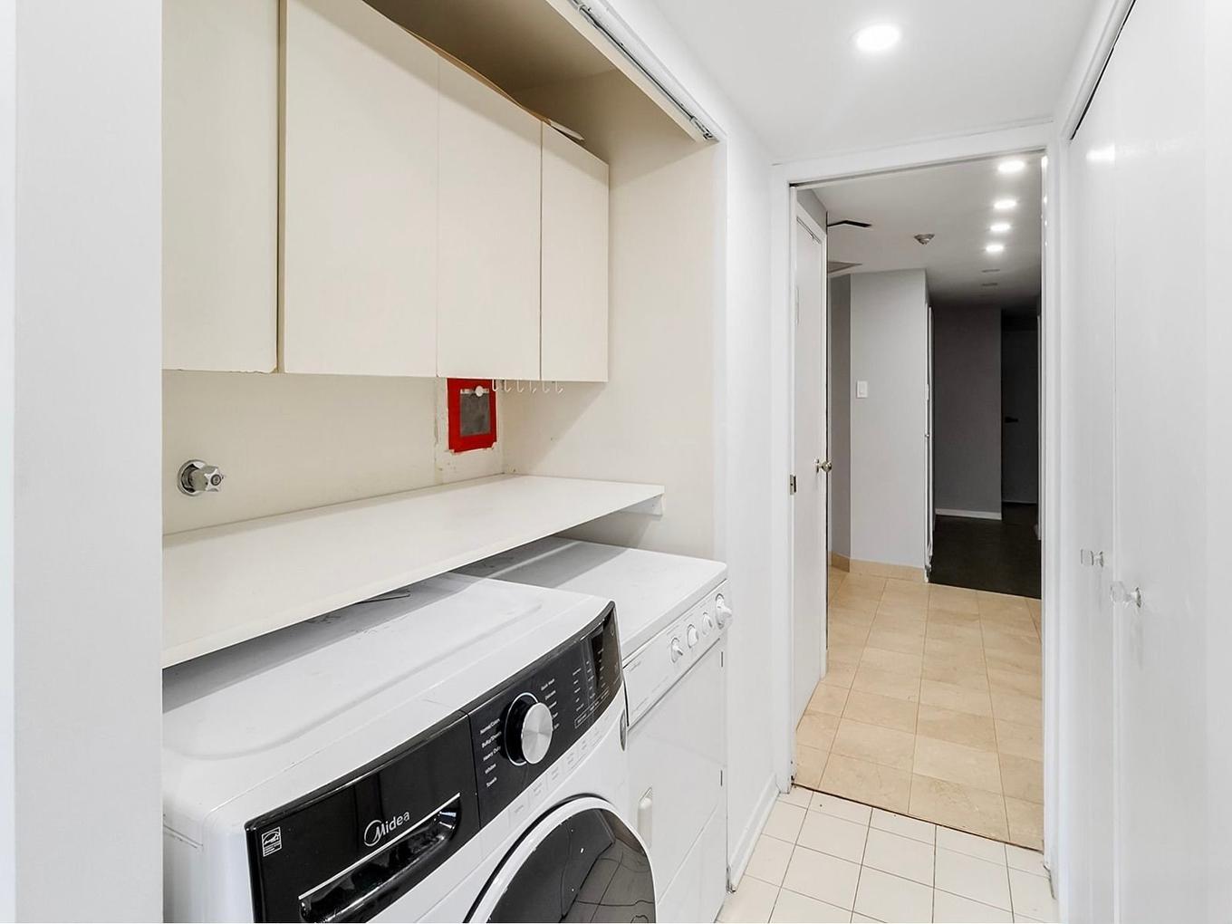 Laundry room - 104-5700 Av. Rembrandt, Côte-Saint-Luc, QC - Indoor Photo Showing Laundry Room