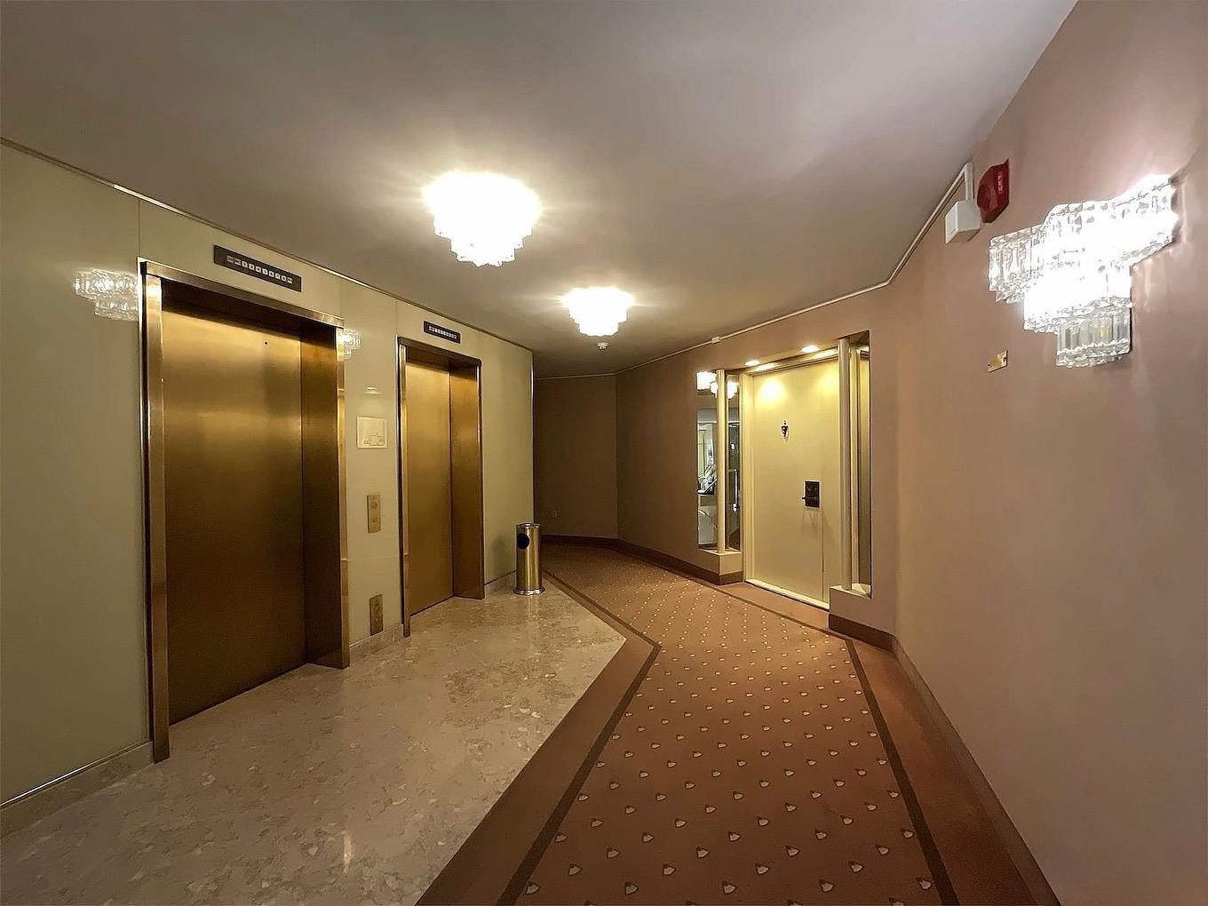 Elevator - 104-5700 Av. Rembrandt, Côte-Saint-Luc, QC - Indoor Photo Showing Other Room