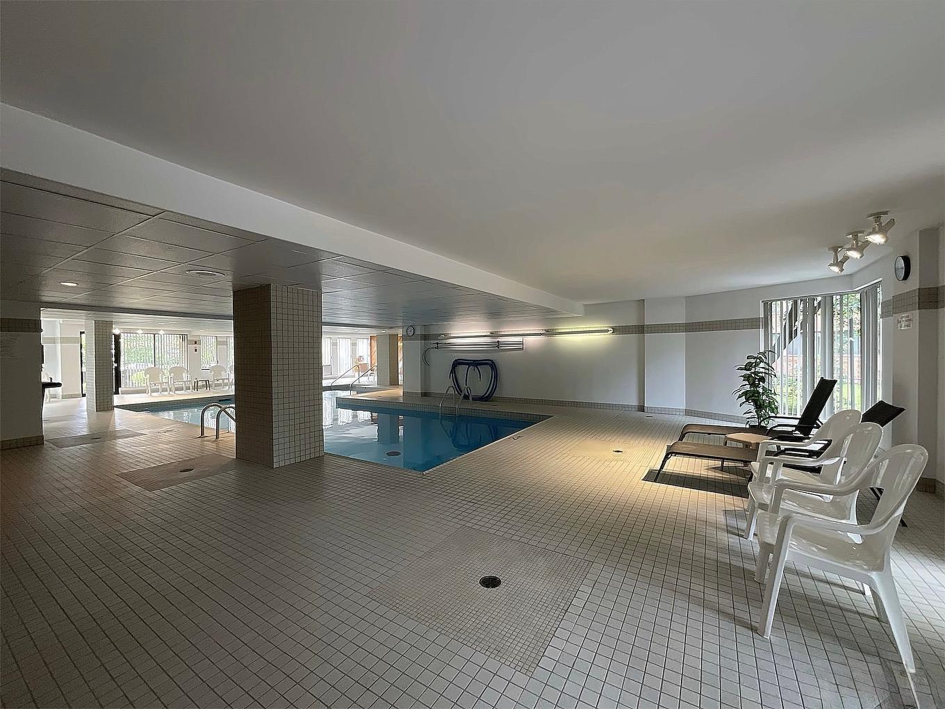 Pool - 104-5700 Av. Rembrandt, Côte-Saint-Luc, QC - Indoor Photo Showing Other Room