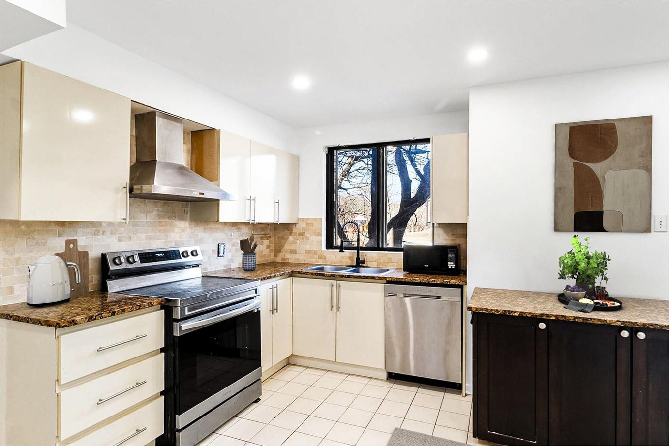 Kitchen - 104-5700 Av. Rembrandt, Côte-Saint-Luc, QC - Indoor Photo Showing Kitchen With Double Sink