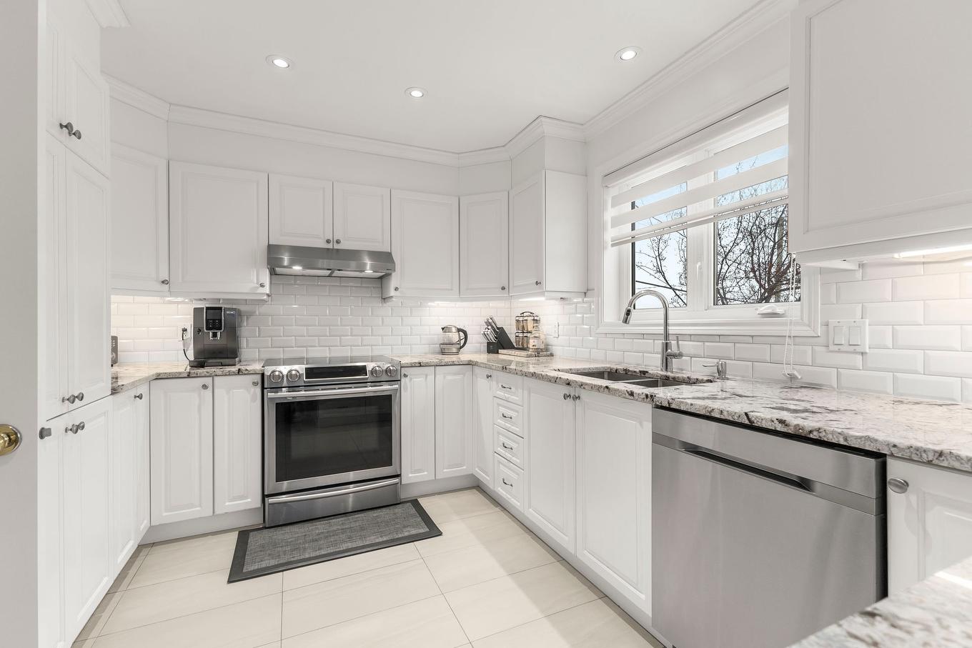 Cuisine - 40 Rue Michel-Mcnabb, Notre-Dame-De-L'Île-Perrot, QC - Indoor Photo Showing Kitchen With Upgraded Kitchen